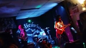 Interior aconchegante do Relica's Rock Bar